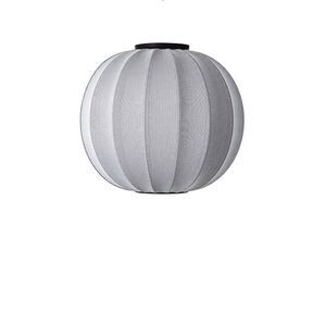 Rund sølv loftlampe med lodrette striber og sort base.